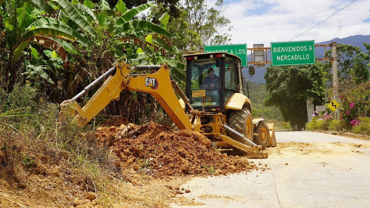 Municipio de Puyango lidera la limpieza en vías estatales